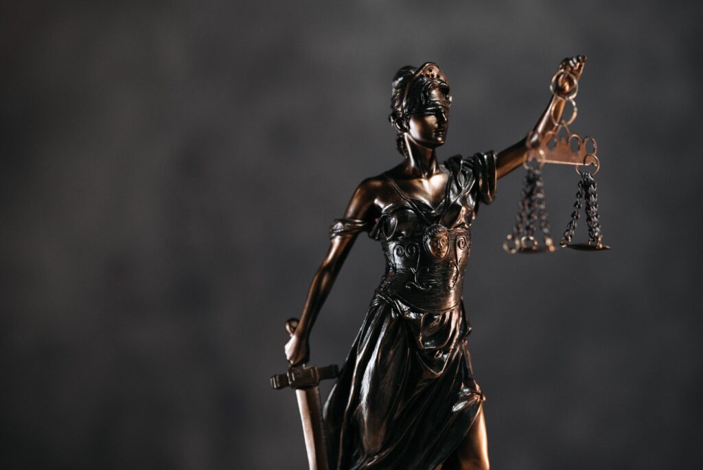 Temida i waga sprawiedliwości – pomoc prawna w sprawach karnych w Kraśniku i Lublinie